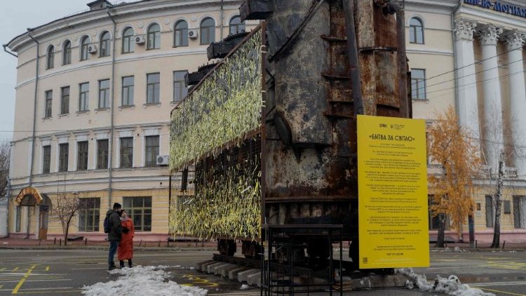 L'installazione artistica "Battle for Light" realizzata con un trasformatore di potenza distrutto, creata dall'artista Dmytro Vasyliev ed esposta a Kiev