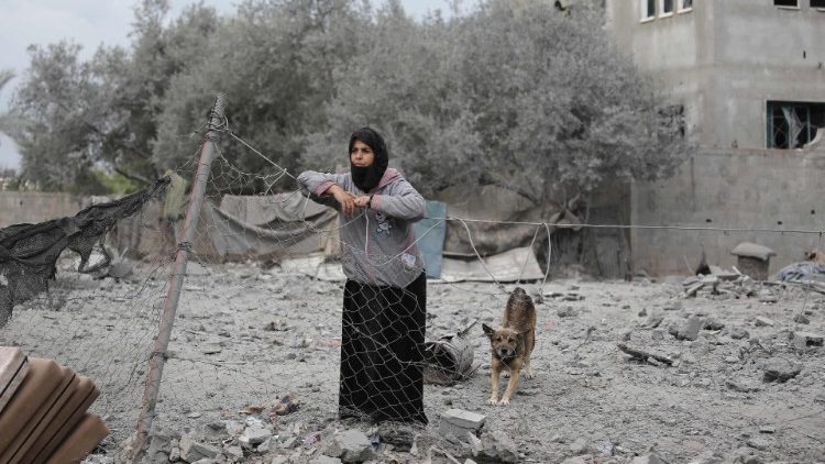 Une femme dans les ruines de la bande de Gaza. 