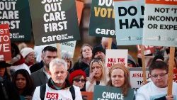 Người dân Anh chống lại luật trợ tử (tháng 11/2024)