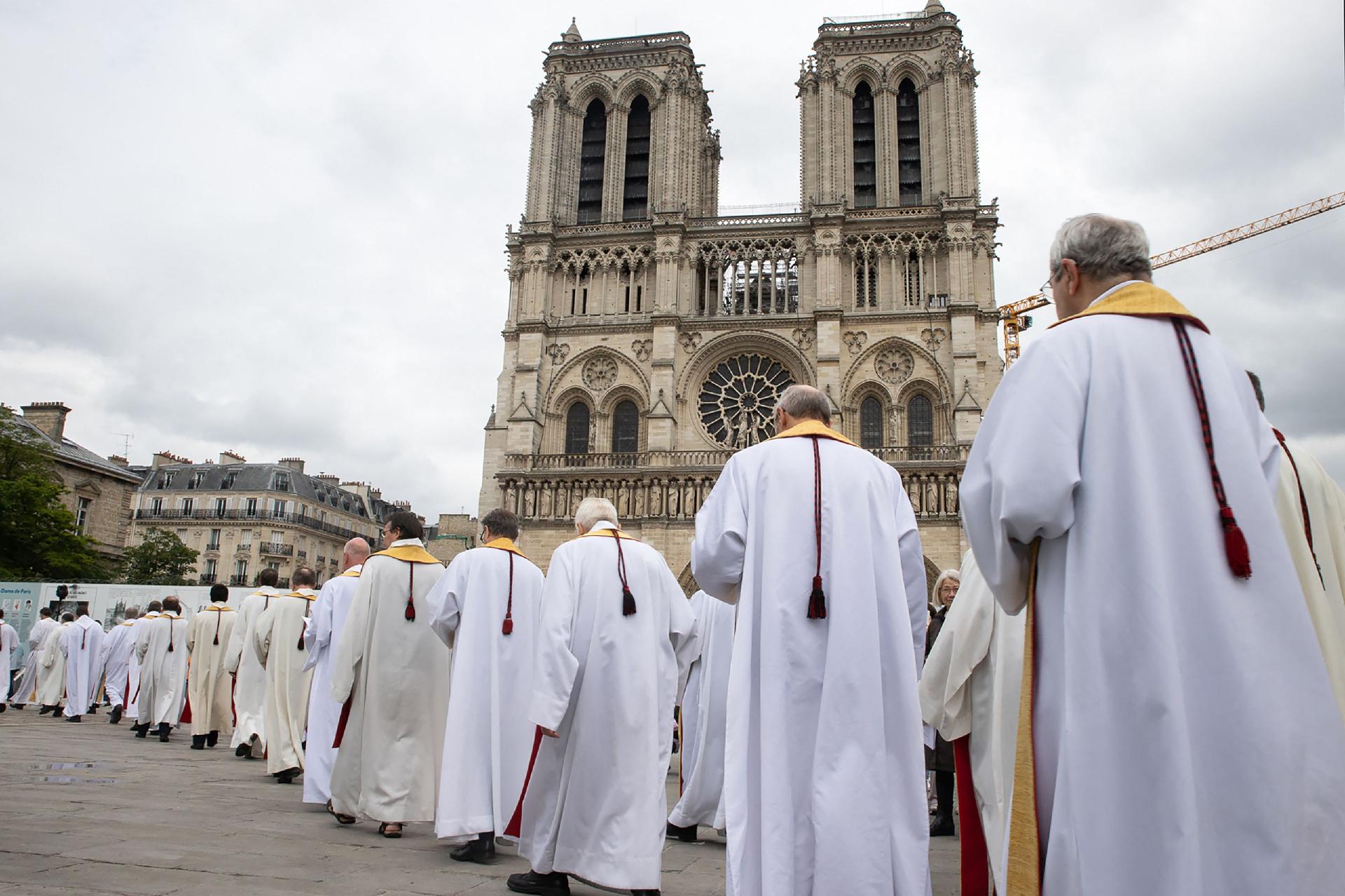 Processione di sacerdoti davanti alla Basilica di Notre-Dame a Parigi