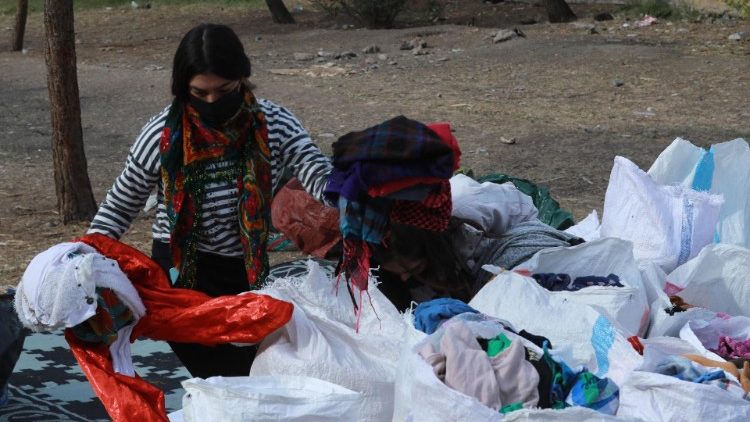 Syrische Kurden bei einer Kleiderverteilung