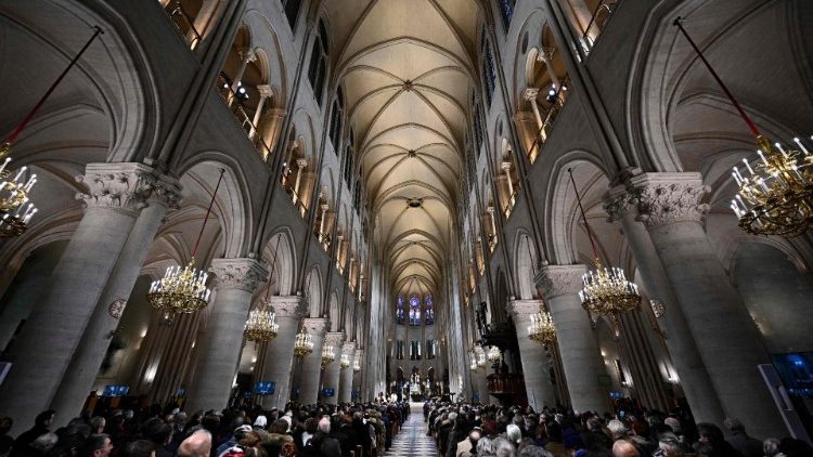 Kanisa zuri sana la Notre Dame(Mama Yetu)la Paris baada ya miaka 5 limetabarukiwa tena baada ya kuunguzwa na moto.