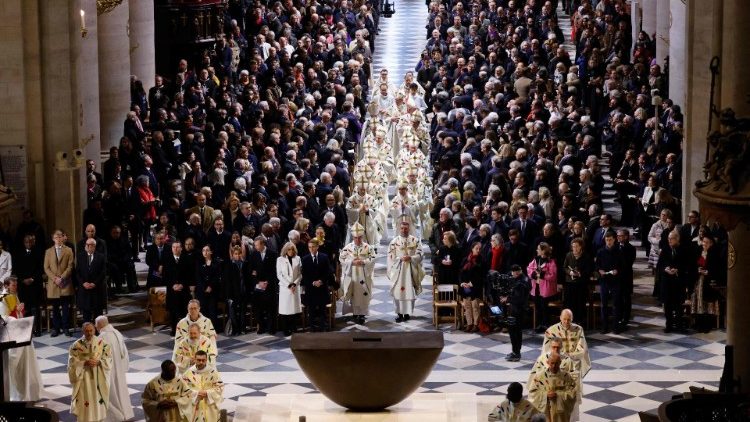 Misa katika kanisa Kuu la Notre Dame