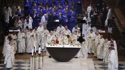 Foto de arquivo, 2024: sacerdotes celebrando na Catedral de Notre Dame, em Paris, no dia de sua reabertura (AFP or licensors)
