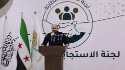 Mohammed Bashir em entrevista coletiva na cidade de Idlib, controlada pelos rebeldes, no noroeste da Síria, em 28 de novembro de 2024.