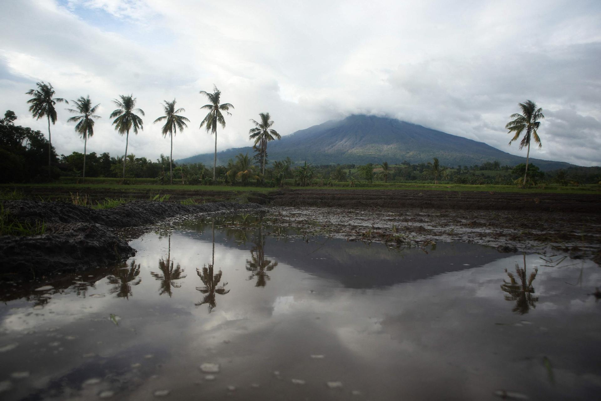 O vulcão Kanlaon é visto de uma vila na cidade de La Castellana, província de Negros Ocidental, em 10 de dezembro de 2024, um dia após sua erupção. Um vulcão entrou em erupção brevemente no centro das Filipinas em 9 de dezembro, enviando uma enorme coluna de cinzas para o céu enquanto o governo ordenava a evacuação das vilas vizinhas. (Foto de FERDINAND R. EDRALIN / AFP)