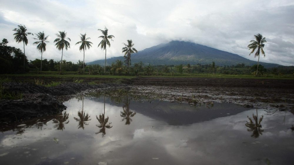 O vulcão Kanlaon é visto de uma vila na cidade de La Castellana, província de Negros Ocidental, em 10 de dezembro de 2024, um dia após sua erupção. Um vulcão entrou em erupção brevemente no centro das Filipinas em 9 de dezembro, enviando uma enorme coluna de cinzas para o céu enquanto o governo ordenava a evacuação das vilas vizinhas. (Foto de FERDINAND R. EDRALIN / AFP)