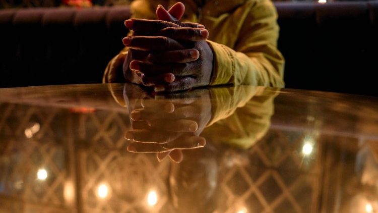 Bispos cingaleses alertam fiéis para não se deixarem enganar por notícias falsas.