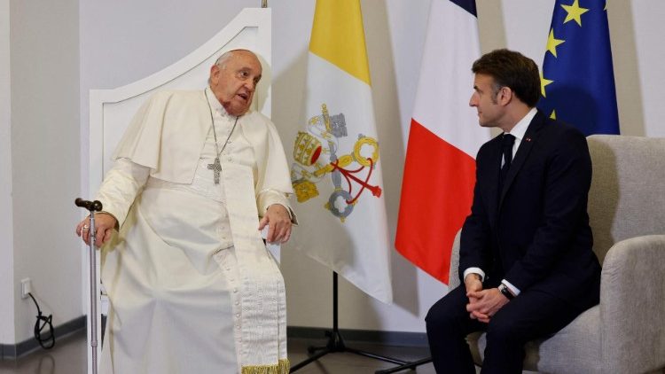 Rencontre entre le président français et le Pape François à l'aéroport d'Ajaccio