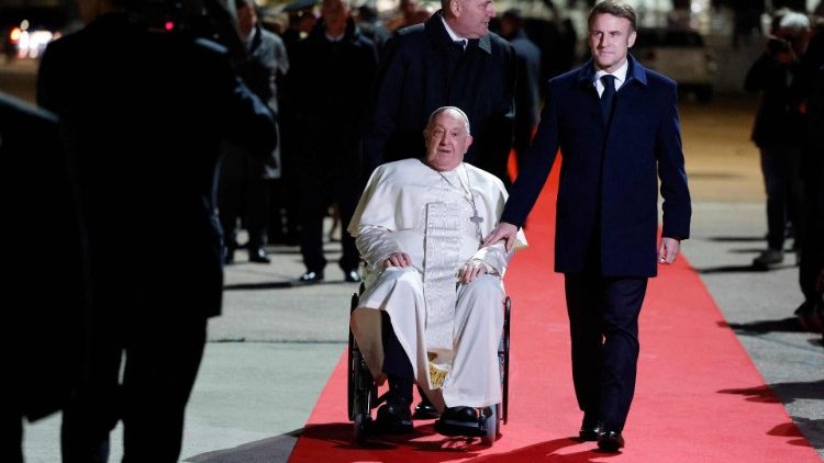 Францішак з Эмануэлем Макронам у аэрапорце Ажаксьё