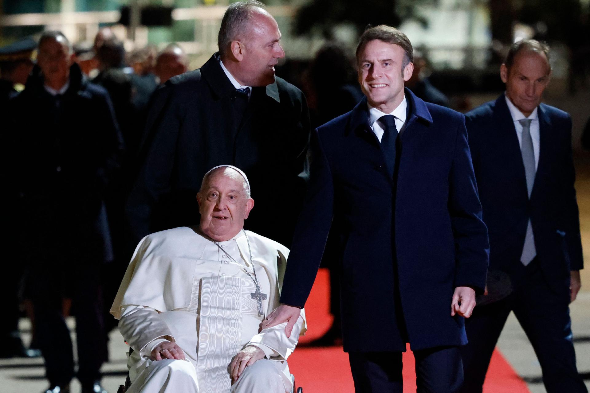 Le Pape et Emmanuel Macron sur le tarmac de l'a&eacute;roport d'Ajaccio