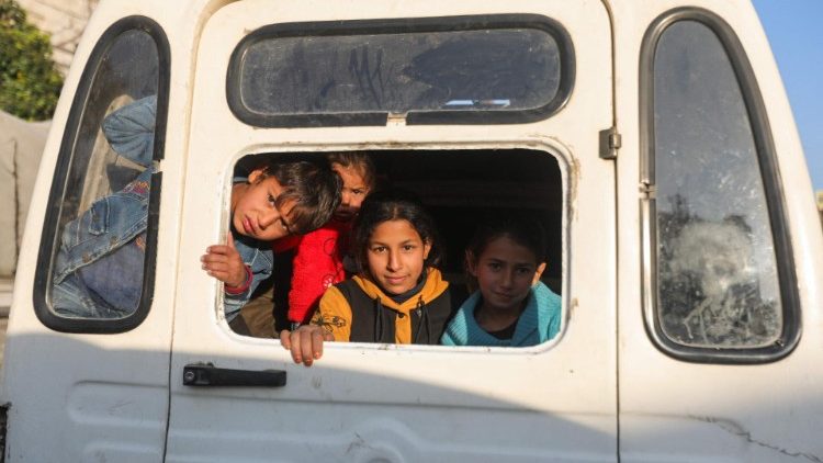 Des enfants à l'arrière d'un bus dans la ville de Jobar