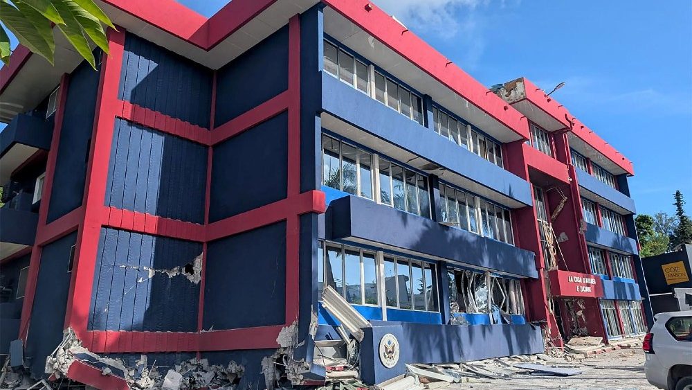 Uma visão geral de um edifício severamente danificado que abriga as embaixadas dos Estados Unidos, Reino Unido e Nova Zelândia após um forte terremoto atingir Port Vila, a capital de Vanuatu, em 17 de dezembro de 2024. Um forte terremoto atingiu a ilha de Vanuatu, no Pacífico, em 17 de dezembro, destruindo edifícios na capital Port Vila, incluindo um que abriga as embaixadas dos EUA e de outros países, com uma testemunha contando à AFP sobre corpos vistos na cidade. (Foto da AFP)