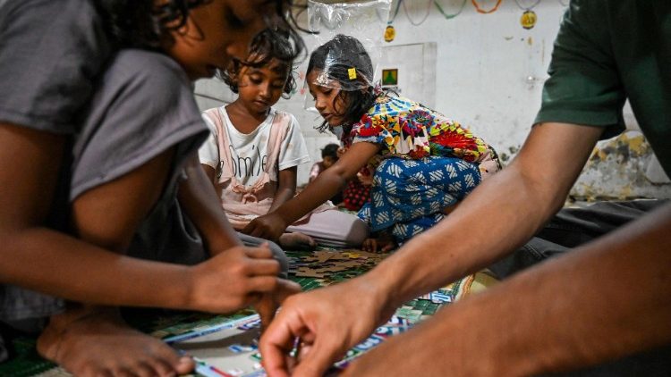 Kinder puzzeln in einem Flüchtlingslager