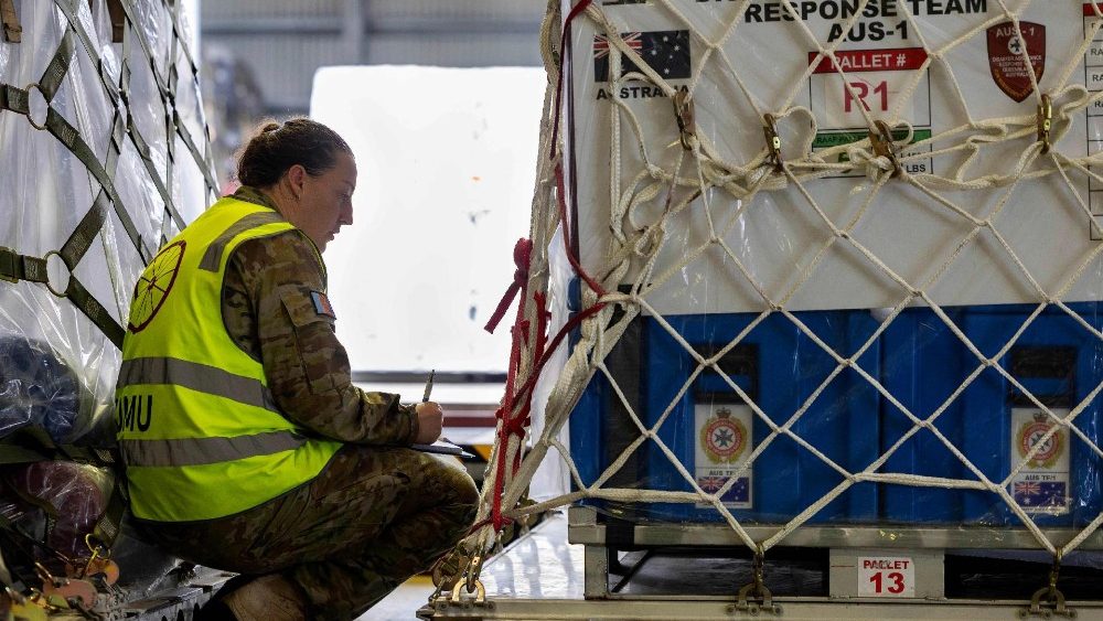 Soldado do Exército australiano verificando suprimentos de socorro a desastres destinados a Vanuatu na Base Amberley da RAAF em Queensland. (Photo by Campbell Latch / AUSTRALIAN DEPARTMENT OF DEFENCE / AFP)