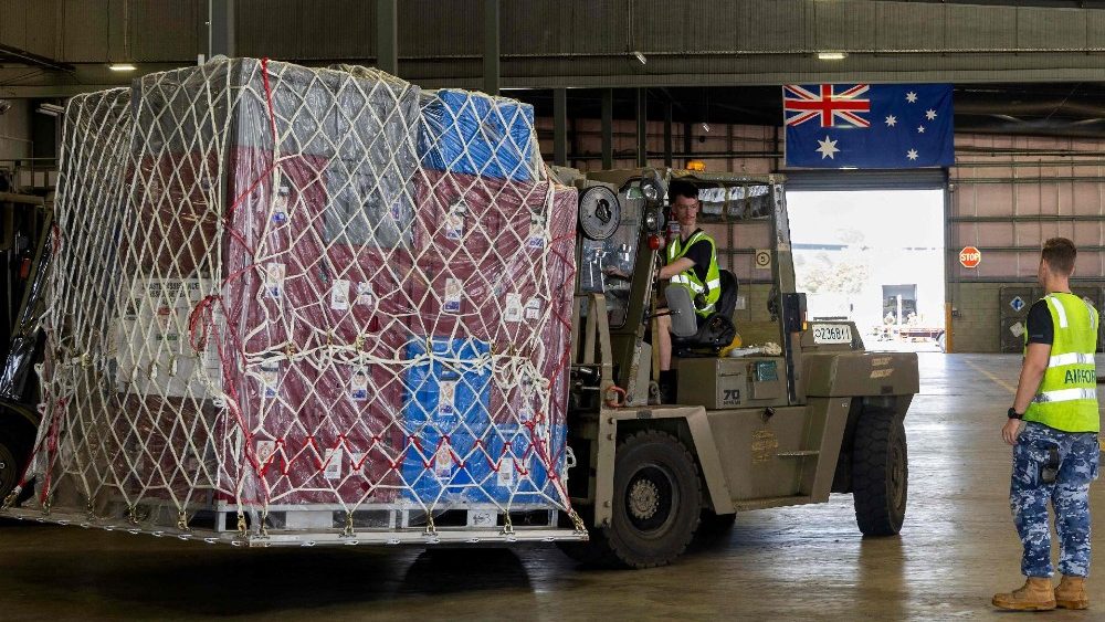 Preparativo de suprimentos de socorro para desastres com destino a Vanuatu na Base Amberley da RAAF em Queensland. Austrália e Nova Zelândia transportaram pessoal médico e de busca e resgate em aeronaves de transporte militar — incluindo uma equipe australiana de 64 pessoas com dois cães de busca. (Photo by Campbell Latch / AUSTRALIAN DEPARTMENT OF DEFENCE / AFP)