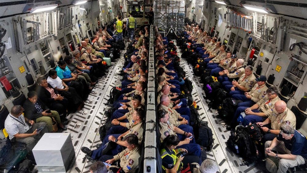 Pessoal da equipe de resposta a desastres a bordo de um C-17A Globemaster III da Força Aérea Real Australiana com destino a Vanuatu na Base Amberley da RAAF em Queensland. (Foto de Campbell Latch / DEPARTAMENTO DE DEFESA DA AUSTRÁLIA / AFP) 