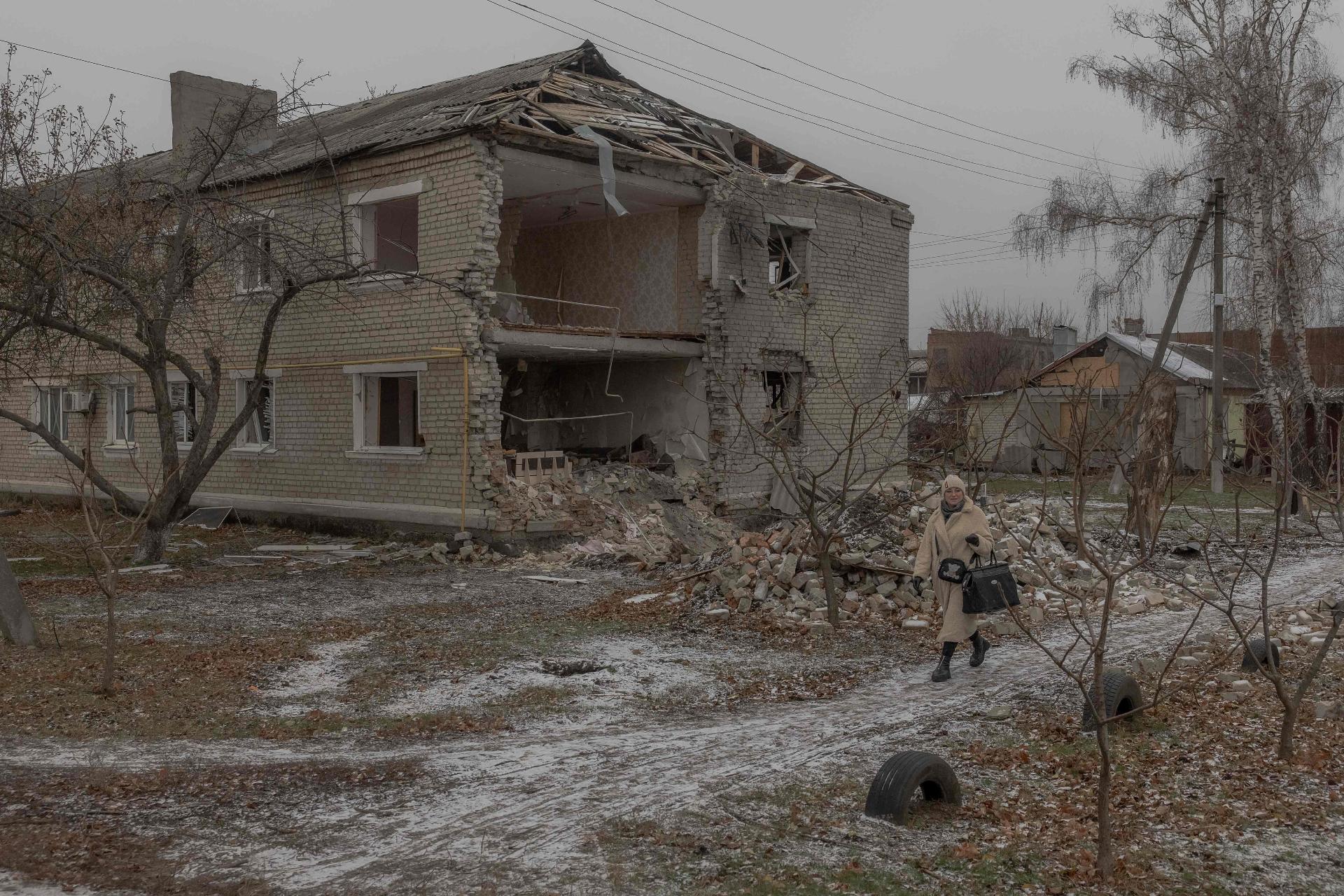 Um homem idoso passa por um prédio fortemente danificado por bombardeios em Borova, um assentamento rural perto do Rio Oskil na região de Kharkiv, em 8 de dezembro de 2024, em meio à invasão russa da Ucrânia. O rio Oskil, que serpenteia para a região de Kharkiv, na Ucrânia, vindo da Rússia, é varrido por ventos gelados e cercado por campos cobertos de neve, pontilhados com bunkers ucranianos e trincheiras em zigue-zague. As forças russas o cruzaram rápida e facilmente quando invadiram em 2022, mas foram derrotadas meses depois em uma derrota que envergonhou o Kremlin, mas suas forças agora estão recuando. (Foto de Roman PILIPEY / AFP)