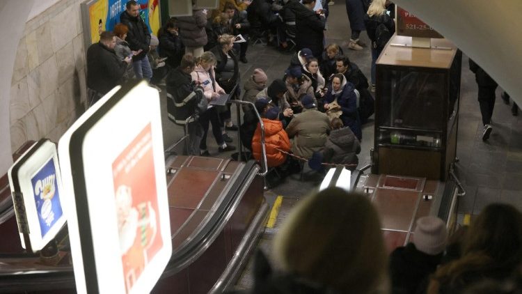 Moradores locais se abrigam em uma estação de metrô durante um alarme de ataque aéreo em Kiev em 20 de dezembro de 2024, em meio à invasão russa da Ucrânia. Mísseis russos miraram a capital ucraniana Kiev ao nascer do sol em 20 de dezembro de 2024, matando pelo menos uma pessoa e cortando o aquecimento de centenas de prédios residenciais em baixas temperaturas. (Foto de Anatolii STEPANOV / AFP)