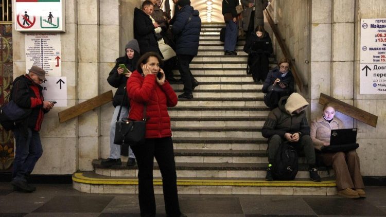 Moradores locais se abrigam em uma estação de metrô durante um alarme de ataque aéreo em Kiev em 20 de dezembro de 2024, em meio à invasão russa da Ucrânia. Mísseis russos miraram a capital ucraniana Kiev ao nascer do sol em 20 de dezembro de 2024, matando pelo menos uma pessoa e cortando o aquecimento de centenas de prédios residenciais em baixas temperaturas. (Foto de Anatolii STEPANOV / AFP)