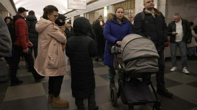 Moradores locais se abrigam em uma estação de metrô durante um alarme de ataque aéreo em Kiev em 20 de dezembro de 2024, em meio à invasão russa da Ucrânia. Mísseis russos miraram a capital ucraniana Kiev ao nascer do sol em 20 de dezembro de 2024, matando pelo menos uma pessoa e cortando o aquecimento de centenas de prédios residenciais em baixas temperaturas. (Foto de Anatolii STEPANOV / AFP)
