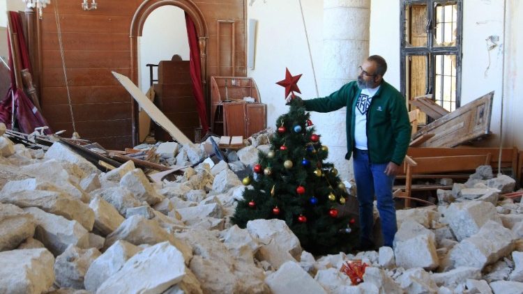 Inmitten von Krieg und Leid auch Zeichen der Hoffnung finden - Christbaum in der melkitischen Kirche im libanesischen Derdghaya, das zerbombt wurde