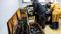 Le nouveau pouvoir en place en Syrie récupère les armes des anciens membres des forces de sécurité