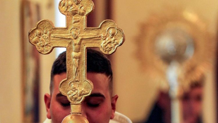 Missa da manhã de Natal na Igreja greco-ortodoxa de Santo André, em Bagdá, em 25 de dezembro de 2024. 