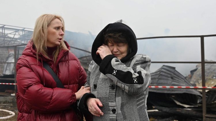 Uma moradora local chora perto da casa de seus vizinhos, que foi destru&iacute;da em um ataque de drones em Kharkiv, em 25 de dezembro de 2024, em meio &agrave; invas&atilde;o russa na Ucr&acirc;nia. O presidente ucraniano denunciou em 25 de dezembro como um ataque "desumano" da R&uacute;ssia, que lan&ccedil;ou mais de 170 m&iacute;sseis e drones na rede el&eacute;trica de seu pa&iacute;s devastado pela guerra no dia de Natal, matando uma pessoa e causando apag&otilde;es generalizados. O pa&iacute;s acordou &agrave;s 5h30 (03h30 GMT) com um alarme de ataque a&eacute;reo, logo seguido por relatos da for&ccedil;a a&eacute;rea de que a R&uacute;ssia havia lan&ccedil;ado m&iacute;sseis de cruzeiro Kalibr do Mar Negro. (Foto de SERGEY BOBOK / AFP)