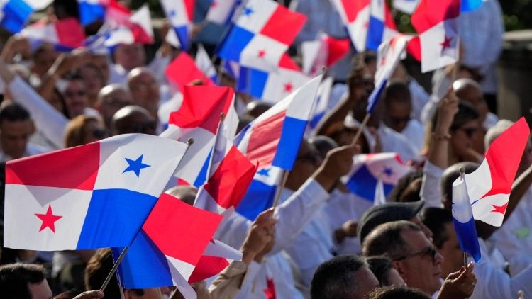 Ciudadanos ondean banderas panameñas durante la conmemoración del 25º aniversario de soberanía sobre el Canal, el 31 de diciembre de 2024. (AFP)