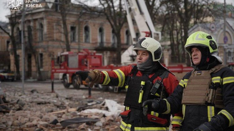 Esta fotografia de distribuição tirada e divulgada pelo Serviço de Emergência do Estado da Ucrânia em 1º de janeiro de 2025 mostra equipes de resgate trabalhando no local de um ataque de drone russo a um prédio residencial em Kiev, em meio à invasão russa da Ucrânia. (Foto de Distribuição / Serviço de Emergência do Estado Ucraniano / AFP)