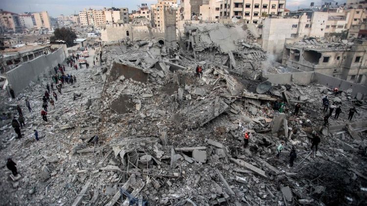 Le macerie di un edificio residenziale colpito dai bombardamenti israeliani nella zona di Saraya ad al-Rimal, nel centro di Gaza City