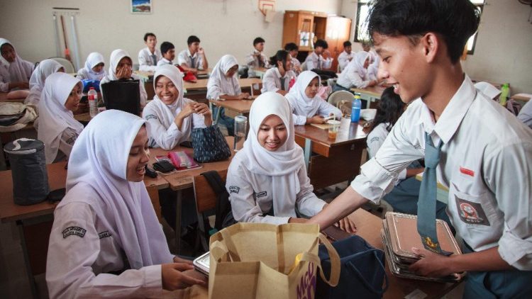 Indonesische Schülerinnen und Schüler erhalten ihr erstes kostenloses Mittagessen