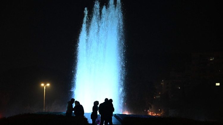 Pessoas se reúnem em frente a uma fonte de jato de água no centro de Damasco em 8 de janeiro de 2025 (Foto de LOUAI BESHARA / AFP)