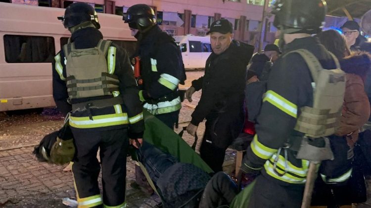 Esta fotografia de folheto disponibilizada pela Administração Militar Regional de Zaporizhzhia em 8 de janeiro de 2025 mostra bombeiros no local de um ataque russo na cidade de Zaporizhzhia, em meio à invasão russa da Ucrânia. Treze pessoas foram mortas em um ataque aéreo russo na cidade industrial de Zaporizhzhia, no centro da Ucrânia, disse o governador regional em 8 de janeiro de 2025 em um novo balanço. . (Photo by Handout / Zaporizhzhia Regional Military Administration / AFP)