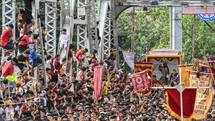 Bei der Prozession in Manila