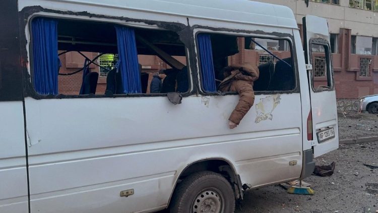 Esta fotografia mostra as consequências de um ataque aéreo na cidade de Zaporizhzhia em 8 de janeiro de 2025, em meio à invasão russa da Ucrânia. Treze pessoas foram mortas em um ataque aéreo na cidade industrial de Zaporizhzhia, no centro da Ucrânia, disse o governador regional em 8 de janeiro de 2025. (Foto de Roksolana Vyshnevetska / AFP)