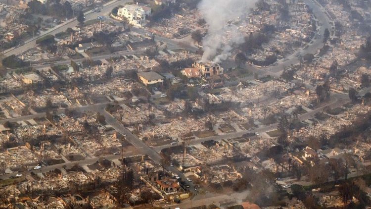 በአሜሪካ ሎስ አንጀለስ ከተማ አቅራቢያ የተነሳው የእሳት አደጋ 