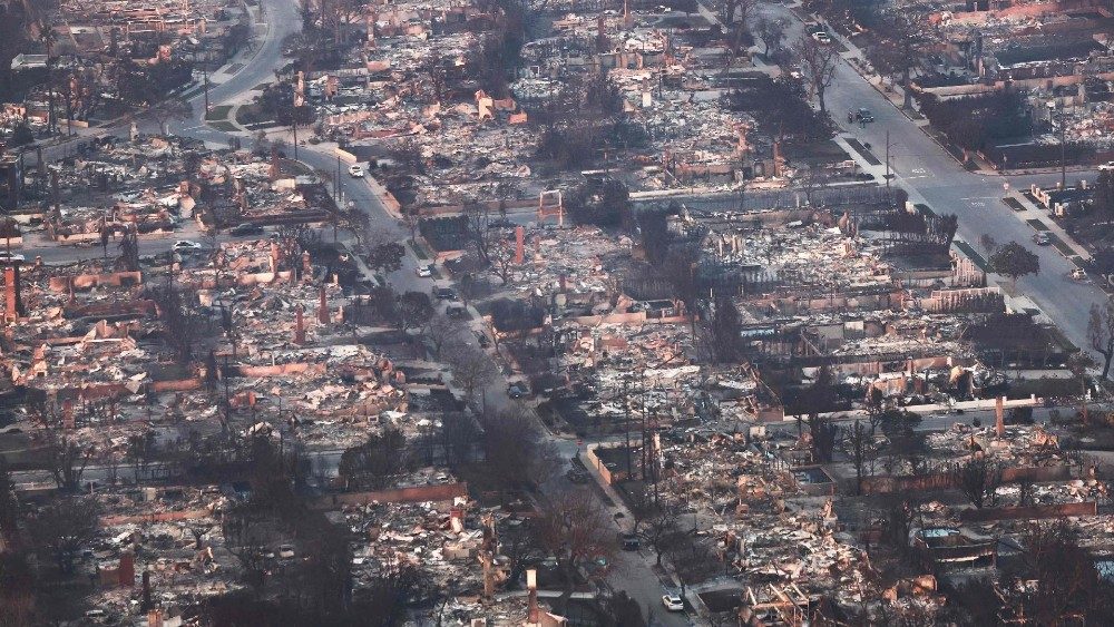 Uma vista aérea mostra casas destruídas enquanto o incêndio Palisades continua a queimar em 09 de janeiro de 2025 em Pacific Palisades, Califórnia. Vários incêndios florestais alimentados pelos ventos intensos de Santa Ana estão queimando em todo o Condado de Los Angeles. Pelo menos cinco pessoas morreram e mais de 25.000 acres foram queimados. Mais de 2.000 estruturas também foram queimadas e quase 180.000 pessoas estão sob ordens de evacuação. Mario Tama/Getty Images/AFP (Foto de MARIO TAMA / GETTY IMAGES NORTH AMERICA / Getty Images via AFP)