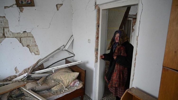 Yaroslava Sukach, 77, olha para sua casa que foi destruída após um ataque de míssil na vila de Sknyliv, a cerca de 60 km de Lviv, em 15 de janeiro de 2025. (Foto de YURIY DYACHYSHYN / AFP)