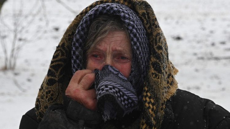 Yaroslava Sukach, 77, chora ao olhar para sua casa destruída após um ataque de míssil no povoado de Sknyliv, a cerca de 60 km de Lviv, em 15 de janeiro de 2025.. A Rússia lançou dezenas de mísseis e drones no setor de energia ucraniano, disse Kiev em 15 de janeiro, intensificando uma campanha de bombardeio de meses em um momento precário da guerra para a Ucrânia. (Foto de YURIY DYACHYSHYN / AFP)