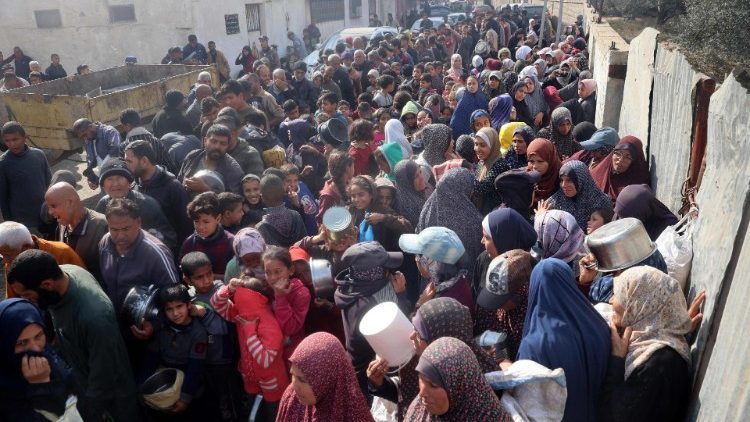 Vertriebene Palästinenser bei der Verteilung von Lebensmittelhilfen am 16. Januar in Deir al-Balah