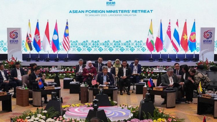 ASEAN எனப்படும் தென்கிழக்கு ஆசிய நாடுகளின் கூட்டமைப்பு