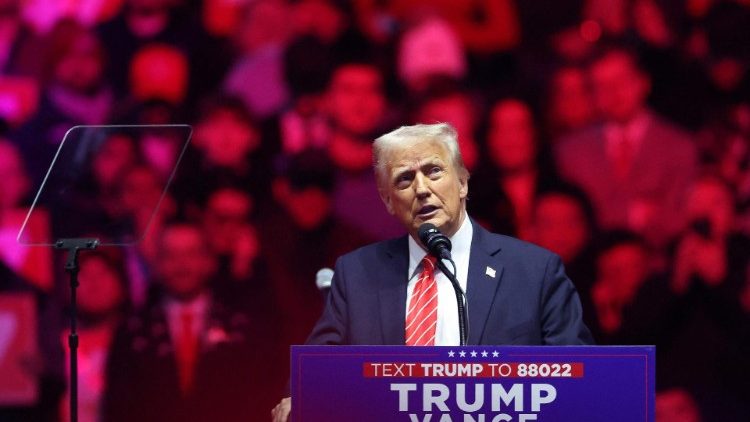 Donald Trump akiwa Tory Rally, Washington DC akizungumza tarehe 19 januari wakati wa mkesha wa kuapishwa kwake tarehe 20 Januari.