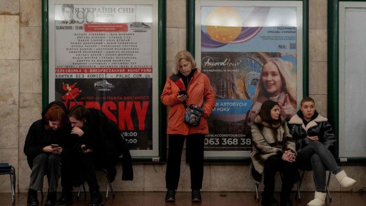 Moradores se abrigam em uma estação de metrô após um alerta de ataque aéreo ter sido emitido em Kiev, em 22 de janeiro de 2025, em meio à invasão russa na Ucrânia. (Foto de Tetiana DZHAFAROVA / AFP)