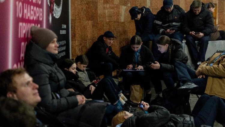 Moradores se abrigam em uma estação de metrô após um alerta de ataque aéreo ter sido emitido em Kiev, em 22 de janeiro de 2025, em meio à invasão russa na Ucrânia. (Foto de Tetiana DZHAFAROVA / AFP)