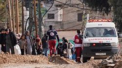 इस्राएली हमले में ध्वस्त रास्ते से होकर जेनिन कैंप जाते हुए