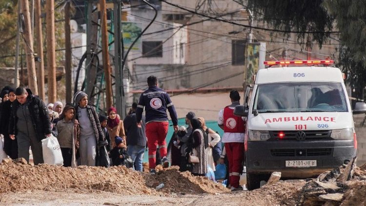 इस्राएली हमले में ध्वस्त रास्ते से होकर जेनिन कैंप जाते हुए