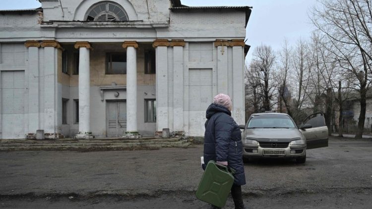 Uma mulher caminha por uma rua na cidade de Rodynske, perto de Pokrovsk, na região de Donetsk, em 25 de janeiro de 2025, em meio à invasão russa da Ucrânia. (Foto de Genya SAVILOV / AFP)