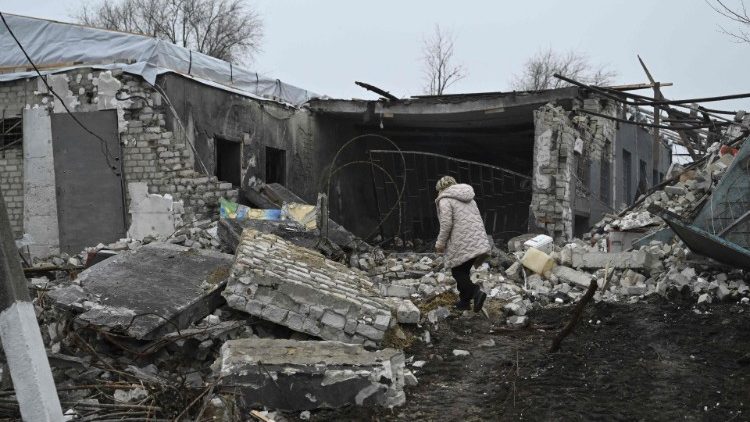 Svitlana Rudokvas, 51, caminha entre os destroços de um restaurante destruído no prédio fortemente danificado na vila de Novopavlivka, região de Dnipropetrovsk, em 25 de janeiro de 2025, em meio à invasão russa da Ucrânia. (Foto de Genya SAVILOV / AFP)